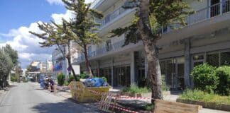 Στα πλήρως ανακαινισμένα γραφεία επί της Σολωμού 10 (πρώην κτήριο ΔΕΗ) μεταφέρονται η υπηρεσία Κοινωνικής Πρόνοιας, η δ/νση Παιδείας και η Φιλαρμονική Ορχήστρα του Δήμου Χαλανδρίου.