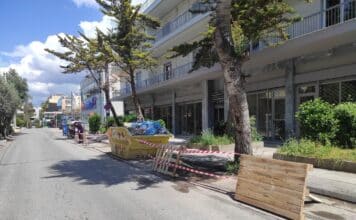 Στα πλήρως ανακαινισμένα γραφεία επί της Σολωμού 10 (πρώην κτήριο ΔΕΗ) μεταφέρονται η υπηρεσία Κοινωνικής Πρόνοιας, η δ/νση Παιδείας και η Φιλαρμονική Ορχήστρα του Δήμου Χαλανδρίου.