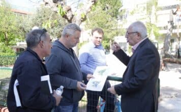 Αυτοψία του Δημάρχου Αμαρουσίου Θεόδωρου Αμπατζόγλου κατά την έναρξη εργασιών ανακαίνισης της Παιδικής Χαράς στην Πλατεία Ηπειρώτικων