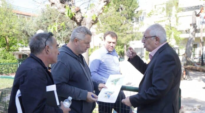 Αυτοψία του Δημάρχου Αμαρουσίου Θεόδωρου Αμπατζόγλου κατά την έναρξη εργασιών ανακαίνισης της Παιδικής Χαράς στην Πλατεία Ηπειρώτικων Αυτοψία του Δημάρχου Αμαρουσίου Θεόδωρου Αμπατζόγλου κατά την έναρξη εργασιών ανακαίνισης της Παιδικής Χαράς στην Πλατεία Ηπειρώτικων