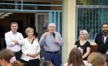 Ο Δήμαρχος Αμαρουσίου Θεόδωρος Αμπατζόγλου στις αποχαιρετιστήριες σχολικές γιορτές του 9ου Δημοτικού Σχολείου Αμαρουσίου και της «Ελληνοαγγλικής Αγωγής»