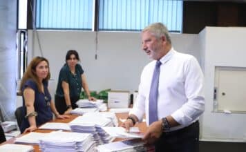 Στον ειδικά διαμορφωμένο χώρο στο κτήριο της Περιφέρειας για την προετοιμασία και διανομή του εκλογικού υλικού προς όλους τους Δήμους της Αττικής, ο Περιφερειάρχης Γ. Πατούλης