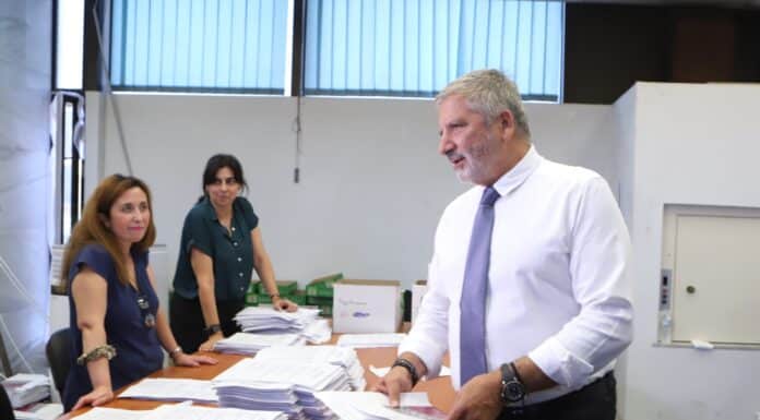 Στον ειδικά διαμορφωμένο χώρο στο κτήριο της Περιφέρειας για την προετοιμασία και διανομή του εκλογικού υλικού προς όλους τους Δήμους της Αττικής, ο Περιφερειάρχης Γ. Πατούλης