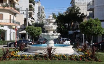 Άλλαξε εντυπωσιακά με το νέο συντριβάνι ο κόμβος στον Περισσό