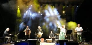 Καθήλωσε το κοινό η θεαματική συναυλία της Ευανθίας Ρεμπούτσικα στο Αίθριο Θέατρο Αμαρουσίου παρουσία του Δημάρχου Θεόδωρου Αμπατζόγλου