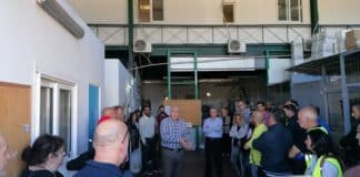 Με τους εργαζόμενους στην Καθαριότητα και στα Τεχνικά Εξωτερικά Συνεργεία συναντήθηκε ο Δήμαρχος Αμαρουσίου Θ. Αμπατζόγλου, με την ευκαιρία της διάθεσης των νέων Ειδών Ατομικής Προστασίας