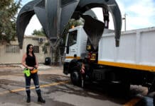 Η πρώτη γυναίκα χειρίστρια ανυψωτικών μηχανημάτων στη διαχείριση απορριμμάτων του Δήμου Χαλανδρίου