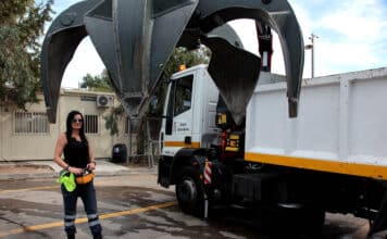 Η πρώτη γυναίκα χειρίστρια ανυψωτικών μηχανημάτων στη διαχείριση απορριμμάτων του Δήμου Χαλανδρίου