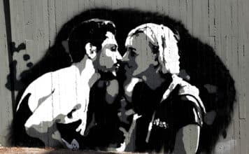 Μια κορυφαία στιγμή αθλητικού ήθους αποτυπώνεται στη νέα τοιχογραφία του αθλητικού κέντρου «Ν. Πέρκιζας» Ο Μίλτος Τεντόγλου ασπάζεται τη Χάικε Ντρέξλερ