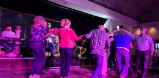 Με πολύ κέφι, τραγούδι και χορό συμμετείχε το κοινό στη Μουσική Βραδιά με τη «Φαμίλια Γαλάνη», στο Κέντρο Ελληνικής Κεραμικής στο Μαρούσι Με πολύ κέφι, τραγούδι και χορό συμμετείχε το κοινό στη Μουσική Βραδιά με τη «Φαμίλια Γαλάνη», στο Κέντρο Ελληνικής Κεραμικής στο Μαρούσι