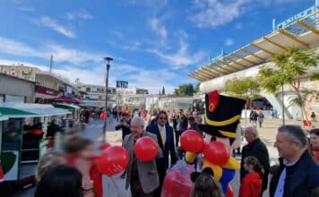 Σε γιορτινή ατμόσφαιρα το Εμπορικό Κέντρο της πόλης, την παραμονή των Χριστουγέννων