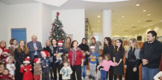 Χριστουγεννιάτικα κάλαντα και μελωδίες με τη συνοδεία μουσικών οργάνων αντήχησαν στο Δημαρχείο Αμαρουσίου από τα παιδιά των Δημοτικών Παιδικών Σταθμών και των Σχολείων της πόλης