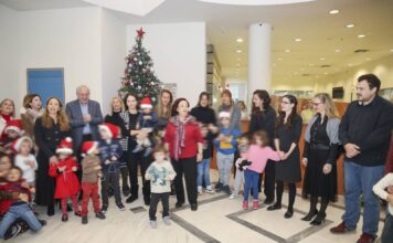 Χριστουγεννιάτικα κάλαντα και μελωδίες με τη συνοδεία μουσικών οργάνων αντήχησαν στο Δημαρχείο Αμαρουσίου από τα παιδιά των Δημοτικών Παιδικών Σταθμών και των Σχολείων της πόλης