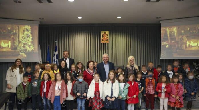 Εορταστικές μελωδίες, παραδοσιακά κάλαντα και ευχές για τα Χριστούγεννα στον Δήμαρχο Αμαρουσίου Θ. Αμπατζόγλου από τους μαθητές των Σχολείων της Πόλης
