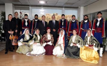 Χριστουγεννιάτικα κάλαντα και ευχές στην Περιφέρεια Αττικής από την Πανηπειρωτική Συνομοσπονδία, τον Όμιλο Βρακοφόρων Κρήτης, τον Ψυχαγωγικό Όμιλο Σιδηροδρομικών και το ΚΔΑΠ-ΜΕΑ Πρόσβαση