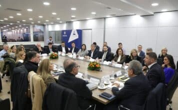 Πρώτη τακτική σύσκεψη του Περιφερειάρχη Αττικής με τους Αντιπεριφερειάρχες Νίκος Χαρδαλιάς: «Ξεκινάμε συντονισμένα, για να πετύχουμε όσα έχουμε δεσμευτεί»