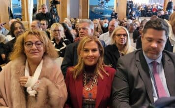 Η Δήμαρχος Νατάσσα Κοσμοπούλου στην κοπή πίτας του Δήμου Κηφισιάς