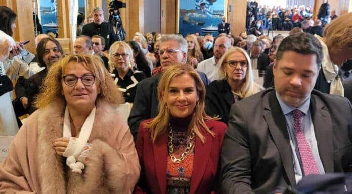 Η Δήμαρχος Νατάσσα Κοσμοπούλου στην κοπή πίτας του Δήμου Κηφισιάς