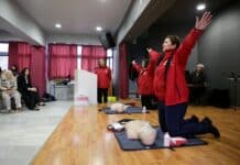 Μια ακόμα δωρεά απινιδωτή σε σχολείο του Χαλανδρίου