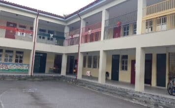 Τραυματισμένος 9χρονος μαθητής στην Κηφισιά τον πλάκωσε η πόρτα του σχολείου