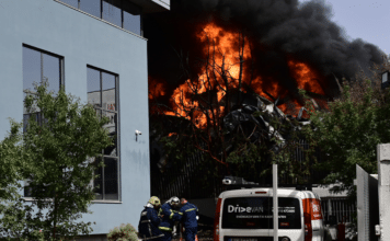 ΕΚΤΑΚΤΟ: Έκρηξη και μεγάλη φωτιά σε εργοστάσιο στην Κάτω Κηφισιά