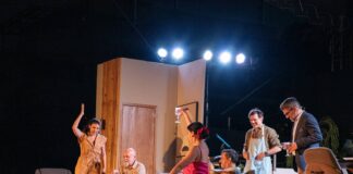 Καταχειροκροτήθηκε από το κοινό η παράσταση Οι «Τέλειοι Ξένοι» στο Αίθριο Θέατρο, στο πλαίσιο του Φεστιβάλ του Δήμου Αμαρουσίου