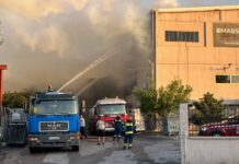 Δύο εργοστάσια καμένα και εκτεταμένες ζημιές σε επιχειρήσεις ο απολογισμός της φωτιάς στις Αχαρνές