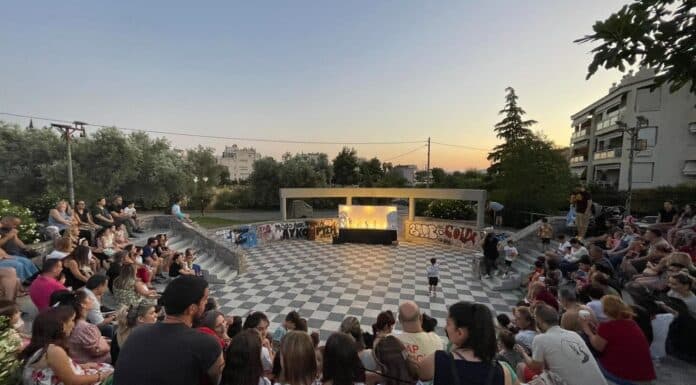 Χάρισε το γέλιο η παράσταση του Καραγκιόζη, στο κατάμεστο θεατράκι της Πλατείας Ελευθερίας