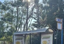 Το μήνυμα της ανακύκλωσης του ατομικού καφέ κάδου «κυκλοφορεί» σε στάσεις του Δήμου Λυκόβρυσης – Πεύκης