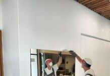 Βάφονται οι εσωτερικοί χώροι στο Πολιτιστικό Κέντρο «Μελίνα Μερκούρη» στο Ηλιακό Χωριό