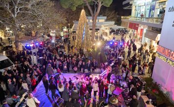 Φωταγωγήθηκε το Χριστουγεννιάτικο Δέντρο του Δήμου και στην Κηφισιά