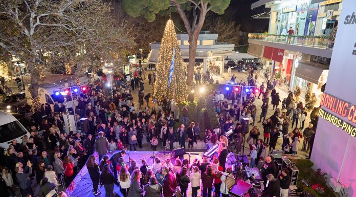 Φωταγωγήθηκε το Χριστουγεννιάτικο Δέντρο του Δήμου και στην Κηφισιά Φωταγωγήθηκε το Χριστουγεννιάτικο Δέντρο του Δήμου και στην Κηφισιά