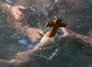 Τα Άγια Θεοφάνια και τα έθιμα της τελευταίας γιορτής του Δωδεκαημέρου