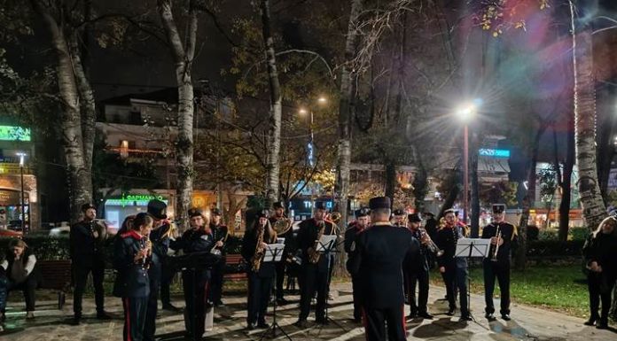 Xριστουγεννιάτικες μελωδίες από τη Φιλαρμονική μας στην Πλατεία Ελευθερίας Xριστουγεννιάτικες μελωδίες από τη Φιλαρμονική μας στην Πλατεία Ελευθερίας