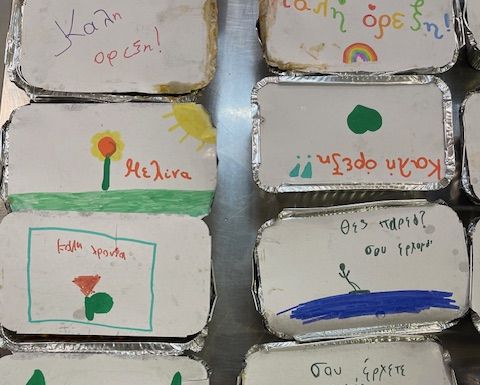 Γεύματα αγάπης μαθητών του 5ου Δημοτικού Μεταμόρφωσης για τις ευάλωτες ομάδες του Δήμου μας