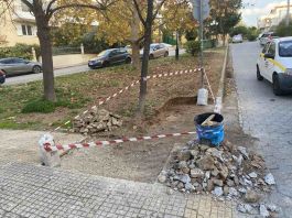 Σε εξέλιξη οι εργασίες επισκευής πεζοδρομίου στην οδό Λ. Καραγιάννη στη Λυκόβρυση