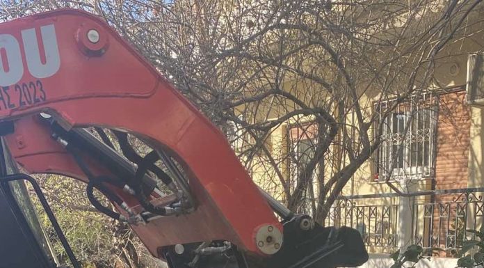 Συνεχίζεται η αφαίρεση εμποδίων από τα πεζοδρόμια Συνεχίζεται η αφαίρεση εμποδίων από τα πεζοδρόμια