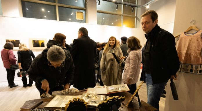 Η έκθεση βιογραφικής φωτογραφίας «In Βetween» φώτισε το ευαίσθητο θέμα της υιοθεσίας