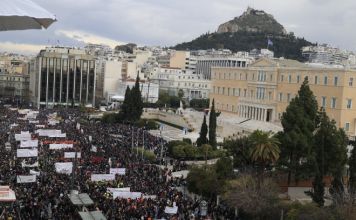 Συγκλονιστική η συμμετοχή του κόσμου στις συγκεντρώσεις για την τραγωδία των Τεμπών- Σε εξέλιξη αυτή την ώρα οι ομιλίες στο Σύνταγμα