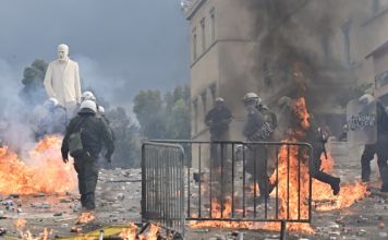 Tραυματίες και επεισόδια στη μεγαλειώδη συγκέντρωση για τα Τέμπη