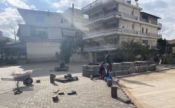 Σε εξέλιξη η διάστρωση κυβόλιθων στο Οικόπεδο Παχή – Ένα βήμα πιο κοντά στην ολοκλήρωση του σύγχρονου χώρου στάθμευσης