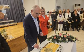 Με μηνύματα για περισσότερο έργο ο Δήμος Ηρακλείου Αττικής έκοψε την πρωτοχρονιάτικη πίτα