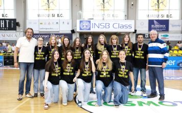 Βράβευση από τον Δήμαρχο Αμαρουσίου Θ. Αμπατζόγλου του Τμήματος Γυναικών μπάσκετ ΓΣΑ για την άνοδο στη Β’ Κατηγορία του ΕΣΚΑ