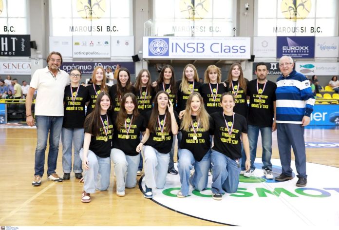 ομαδική με Γυναίκες ΓΣΑ με Δήμαρχο, αντιδήμαρχοs (1)