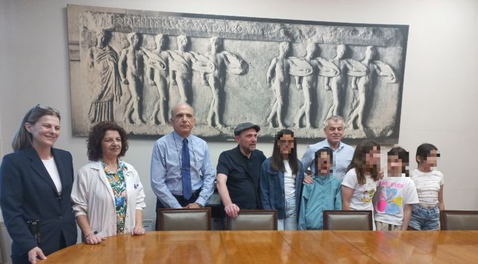 Mαθήτριες του 2ου Δημοτικού Σχολείου Ν. Ερυθραίας αγόρασαν και δώρισαν αναπηρικό αμαξίδιο στο Κ.Α.Τ.