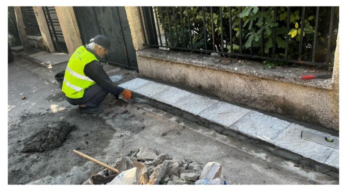 Επισκευή πεζοδρομίου στην οδό Σμύρνης, στη Λυκόβρυση