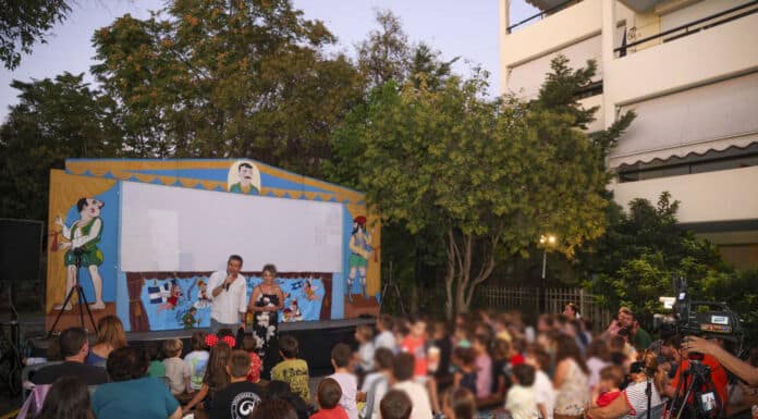 Μικροί και μεγάλοι απόλαυσαν τον Καραγκιόζη στην πρεμιέρα του 26ου Φεστιβάλ Θεάτρου Σκιών «Σπαθάρεια 2025»