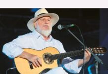 Με θλίψη οι Έλληνες αποχαιρετούν τον Διονύση Σαββόπουλο