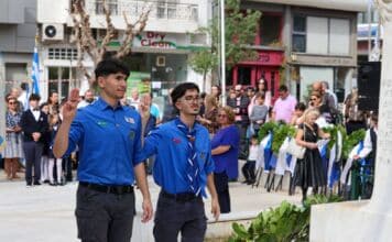 Η μαθητική κοινότητα και φορείς της πόλης του Αμαρουσίου απότισαν το δικό τους φόρο τιμής στους ήρωες του “Έπους του ’40” που θυσιάστηκαν για την ελευθερία