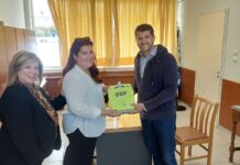Ο Δήμαρχος Κηφισιάς παρέδωσε έναν απινιδωτή στο 4o Δημ. Σχολείο Κηφισιάς